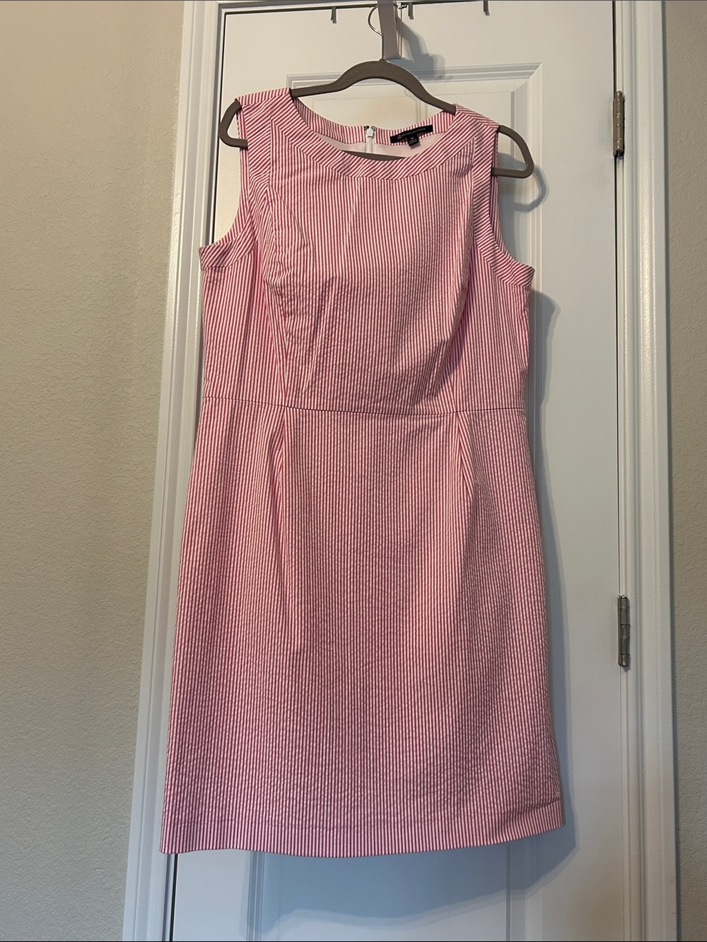 Brooks Brothers Sleeveless Pink Seersucker Striped Sheath Dress.